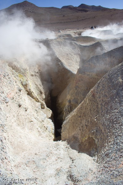 Crevasse d'où émane des vapeurs